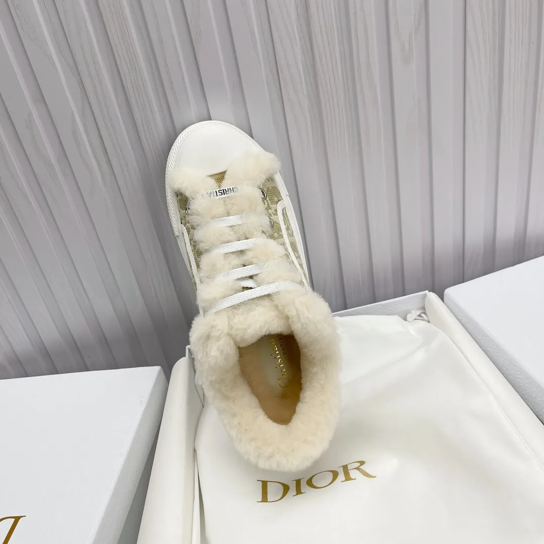 👟👟Ex-factory price 560👟👟 Ready-made high-quality Dior thick-soled sneakers with fully embroidered iconic patterns👟👟 ♦️Top quality in the market🎗Breaking hot item in foreign counters🎗Non-common imitation version in the market🎗🔳The fabric is made of Italian🇮🇹imported fabrics❗️Embroidered upper, original mold injection Logo frosted five-pointed star outsole🔳Inner wool injection molding mold Logo foam feet Code number: 35 to 41. 40 41 custom-made wool